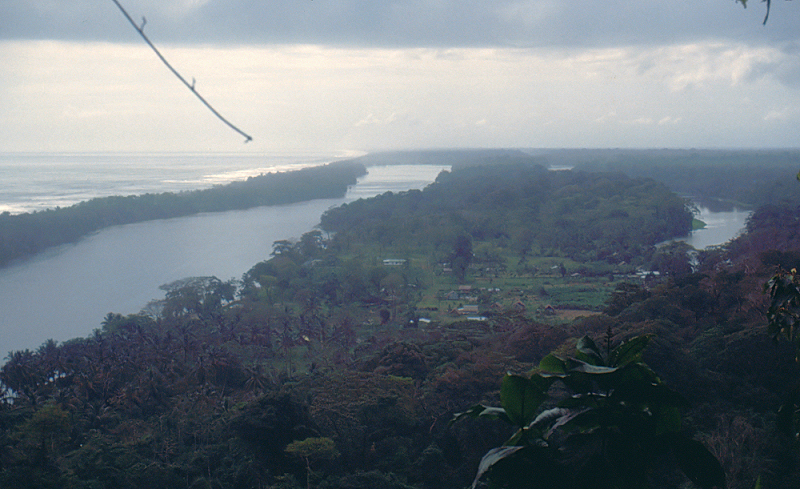 7_Tortuguero, uitzicht van heuveltop.jpg